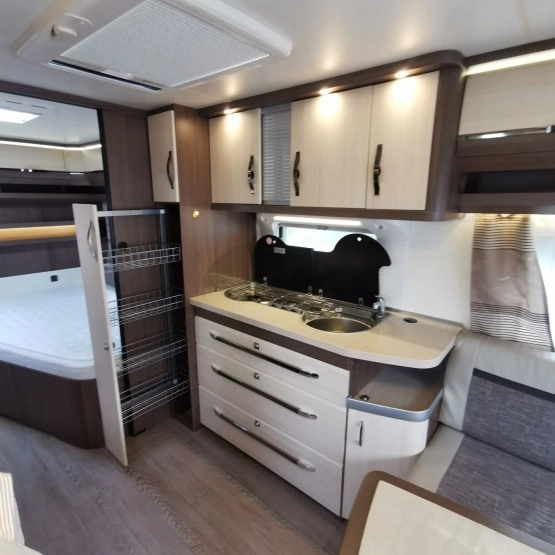                         Hobby Prestige 720 KFU salon Polska - zdjęcie 4
                        