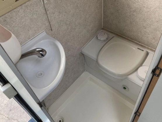                         Kamper na pickup TISCHER TRAIL 260, stan PERFEKCYJNY - zdjęcie 4
                        