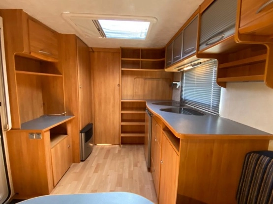                         ADRIA ADORA 562UP z 2005r. 1400kg DMC , przedsionek + drewniany podest , pokrowiec na zimę. Woj. Pomorskie - zdjęcie 10
                        