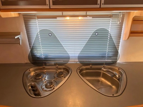                         ADRIA ADORA 562UP z 2005r. 1400kg DMC , przedsionek + drewniany podest , pokrowiec na zimę. Woj. Pomorskie - zdjęcie 12
                        