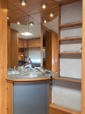                         ADRIA ADORA 562UP z 2005r. 1400kg DMC , przedsionek + drewniany podest , pokrowiec na zimę. Woj. Pomorskie - zdjęcie 6
                        