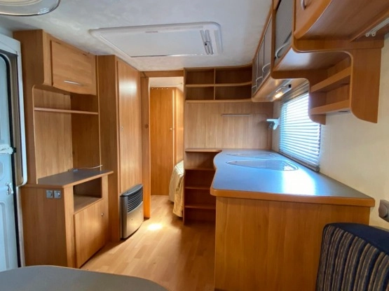                         ADRIA ADORA 562UP z 2005r. 1400kg DMC , przedsionek + drewniany podest , pokrowiec na zimę. Woj. Pomorskie - zdjęcie 7
                        