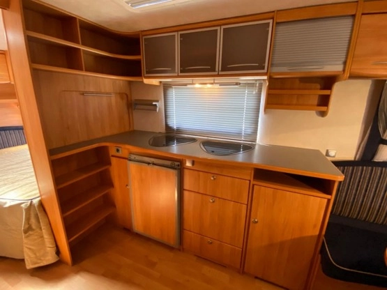                         ADRIA ADORA 562UP z 2005r. 1400kg DMC , przedsionek + drewniany podest , pokrowiec na zimę. Woj. Pomorskie - zdjęcie 8
                        