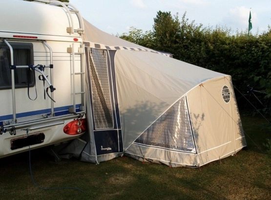                         Hobby 400 2005 - zdjęcie 3
                        