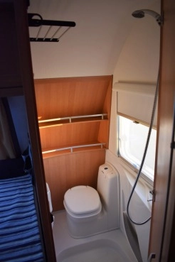                         KNAUS Azur 500FU Premium 4/5 os. Moover, prysznic, toaleta - zdjęcie 9
                        