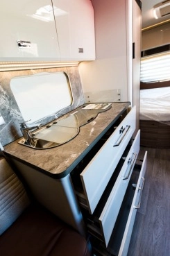                         Sprzedam nową przyczepę Burstner Averso Harmony Line 490 TS  - zdjęcie 6
                        