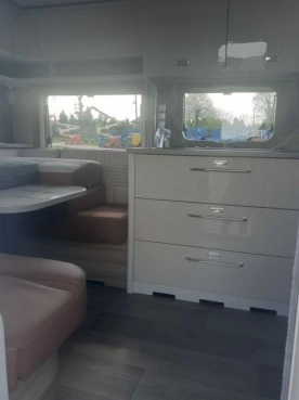                         Nowa Przyczepa Kempingowa Burstner AVERSO 490 TS Harmony line - zdjęcie 4
                        