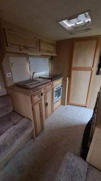                         Przyczepa kempingowa CROWN - zdjęcie 5
                        