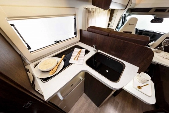                         Nowy Kamper Benimar Tessoro PÓŁ-INTEGRA 2022, dealer MOBILCAMP - zdjęcie 3
                        