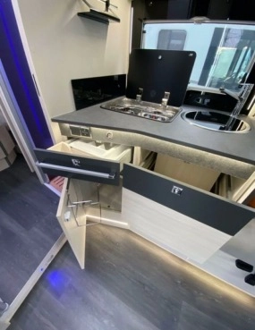                         Ford Challenger 328 Graphite Premium - zdjęcie 7
                        