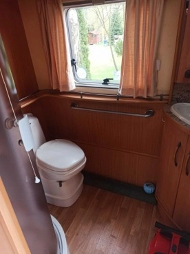                         Przyczepa kempingowa z namiotem i przedsionkiem - zdjęcie 4
                        