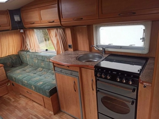                         Przyczepa kempingowa z namiotem i przedsionkiem - zdjęcie 5
                        