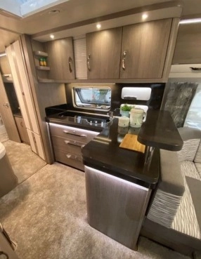                         aneks kuchenny - Nowa przyczepa kempingowa Hobby 660 WFC PRESTIGE
                        