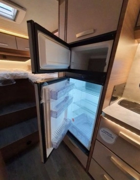                         lodówka - KNAUS Live I 700 MEG
                        