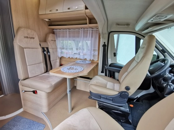                         KamperVan z nową zabudową - zdjęcie 11
                        