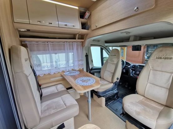                         KamperVan z nową zabudową - zdjęcie 13
                        