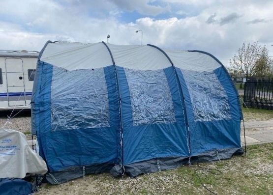                         przedsionek - Przyczepa kempingowa KNAUS 400
                        