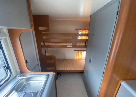                         łóżko piętrowe - Przyczepa kempingowa KNAUS 400
                        