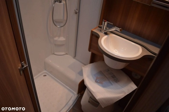                         KNAUS Weinsbeg Carahome AL700 DG 2017 Wadowscy - zdjęcie 3
                        