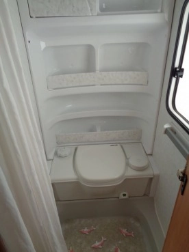                         Przyczepa kempingowa HOBBY EXELLENT 560 z 2005 r., solar, prywatna - zdjęcie 7
                        