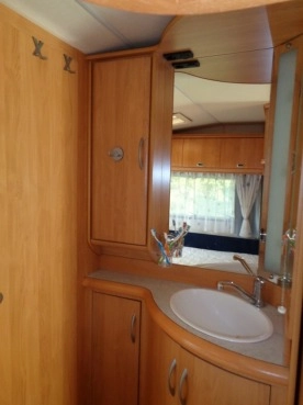                         Przyczepa kempingowa HOBBY EXELLENT 560 z 2005 r., solar, prywatna - zdjęcie 8
                        