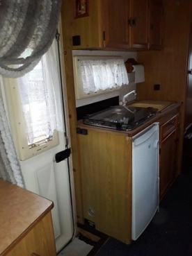                         Sprzedam kampera J5 2.5 Diesel - zdjęcie 7
                        