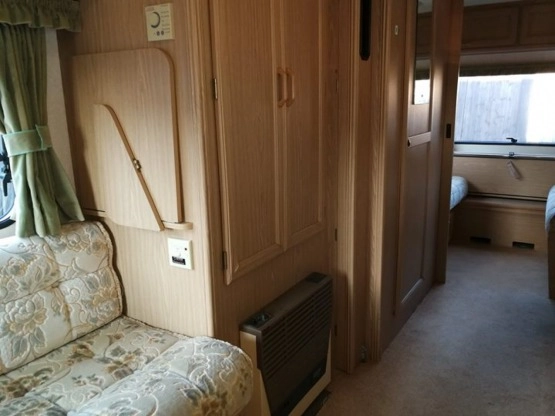                         Przyczepa kempingowa Fleetwood 5-osobowa z przedsionkiem i napędem, 1995r. - zdjęcie 3
                        