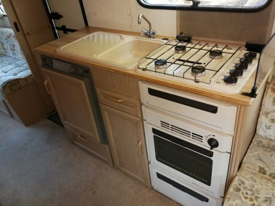                         Przyczepa kempingowa Fleetwood 5-osobowa z przedsionkiem i napędem, 1995r. - zdjęcie 5
                        