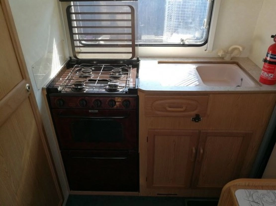                         Przyczepa kempingowa Avondale 2-osobowa z przedsionkiem i napędem, 1999r. - zdjęcie 1
                        