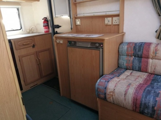                         Przyczepa kempingowa Avondale 2-osobowa z przedsionkiem i napędem, 1999r. - zdjęcie 6
                        