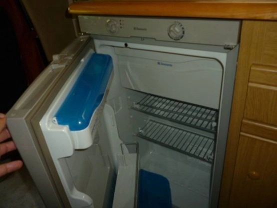                         Fiat Ducato z 1991r., 1,9TD, 86 koników. 6 osób do jazdy i spania - zdjęcie 1
                        