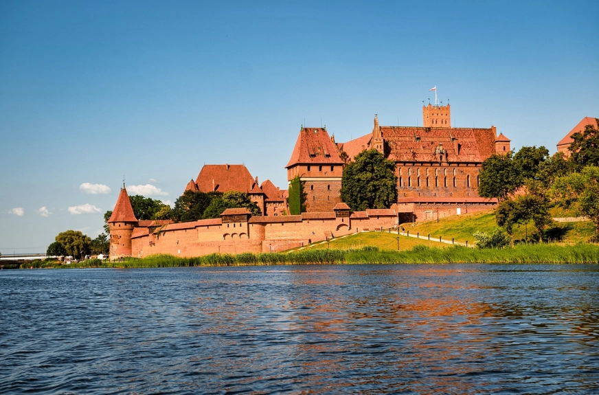 Zamek krzyżacki w Malborku, największą na świecie budowlę z cegieł zbudowano z: