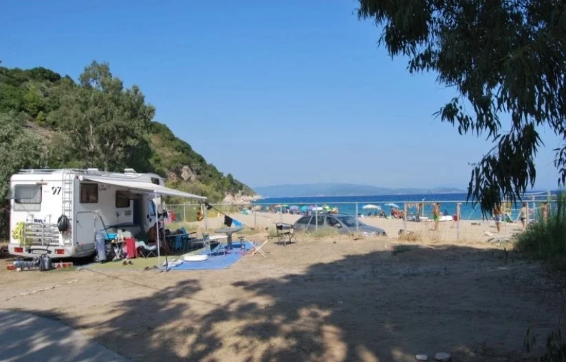 Kempingi w Grecji nad morzem z piaszczystą plażą 5