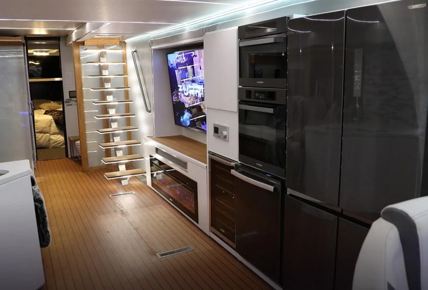 Furrion Elysium. Kamper z helikopterem na dachu 2