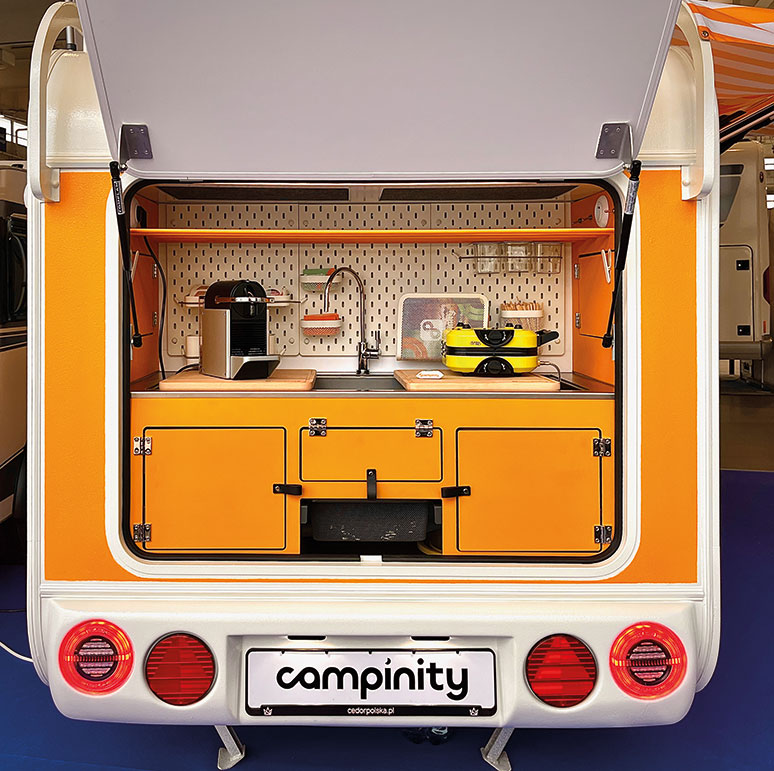 Kultowy Mini Tommy w nowej odsłonie. TOMPLAN i CAMPINITY łączą siły 1