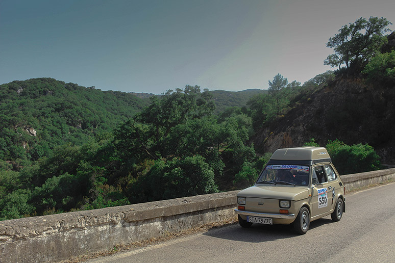 Rajza Maluchem przez życie – historia pełna pasji i podróży 6