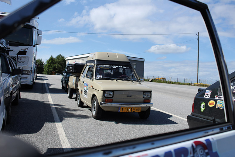 Rajza Maluchem przez życie – historia pełna pasji i podróży 7