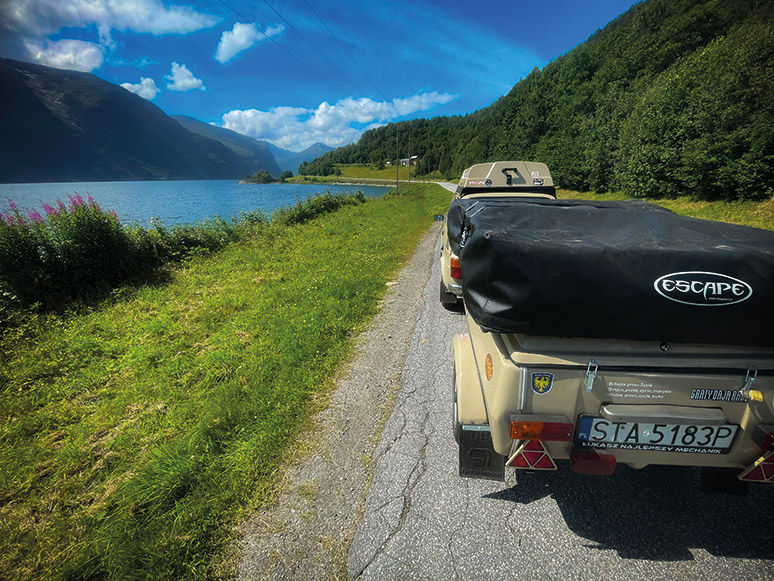 Rajza Maluchem przez życie – historia pełna pasji i podróży 9