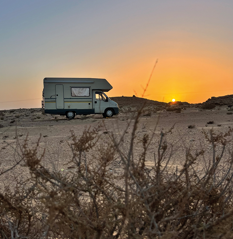 Zima na Saharze w starym kamperze 8