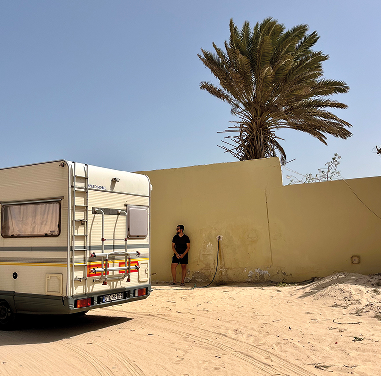 Zima na Saharze w starym kamperze 11