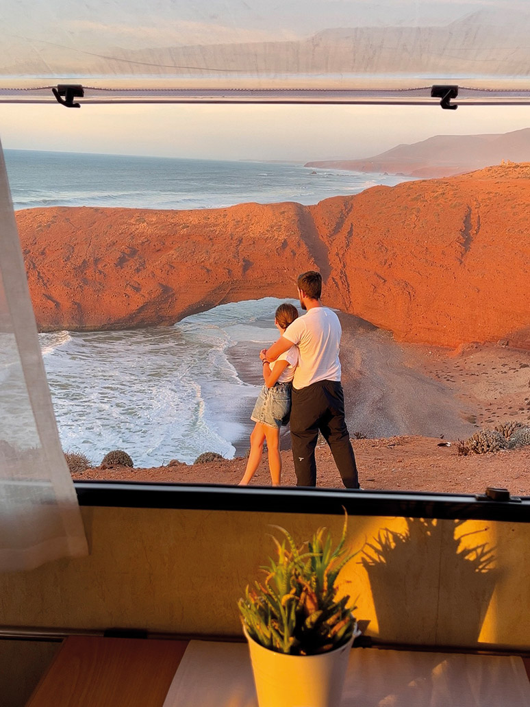 Zima na Saharze w starym kamperze 14