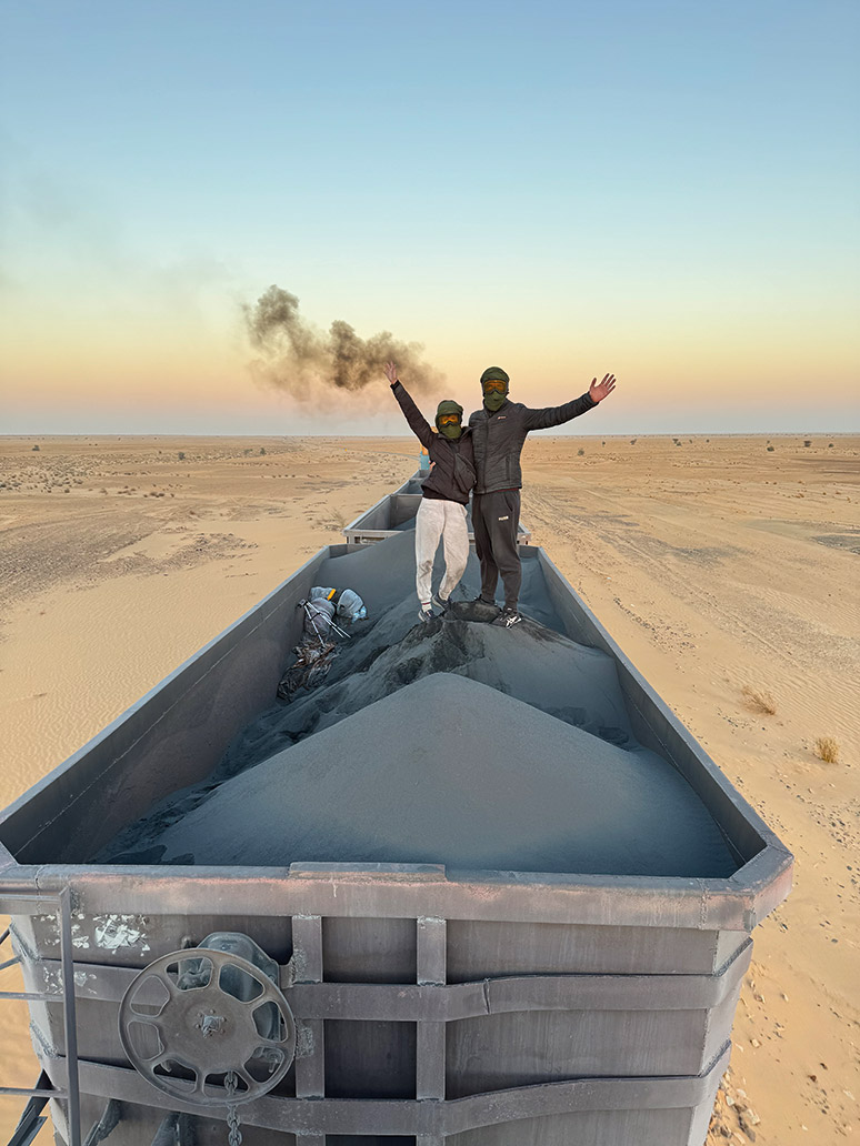 Zima na Saharze w starym kamperze 15