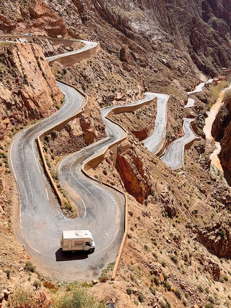 Zima na Saharze w starym kamperze 16