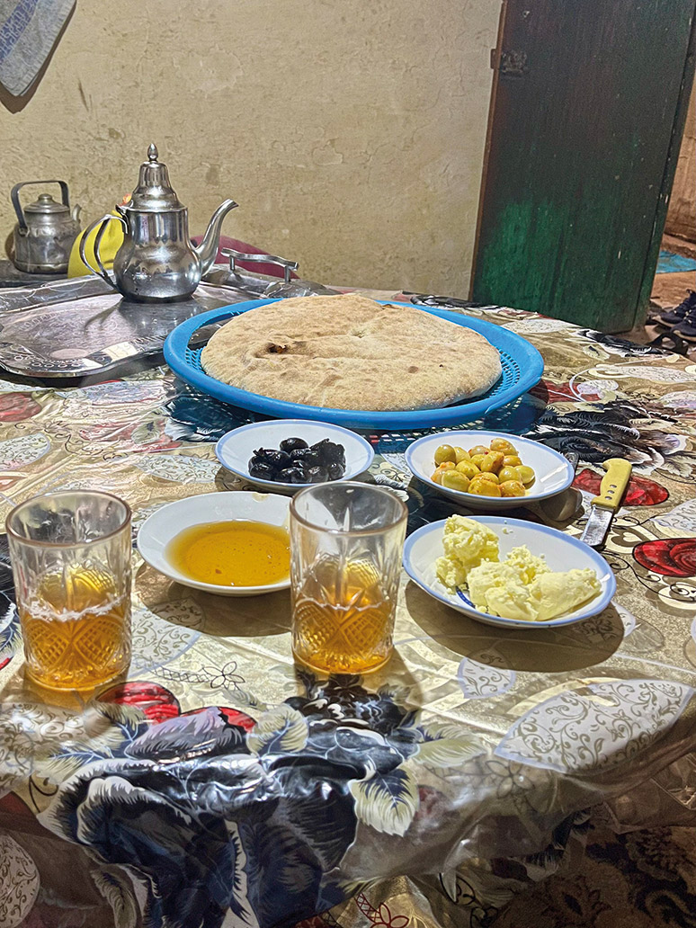 Zima na Saharze w starym kamperze 17