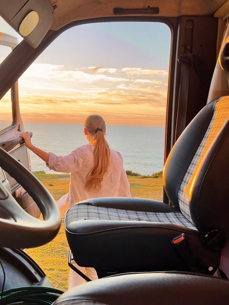 Zima na Saharze w starym kamperze 18