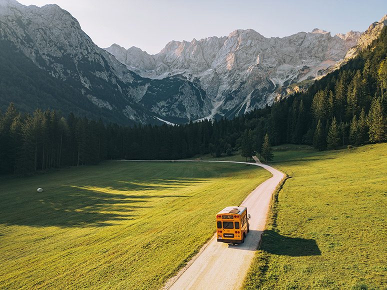 Kamper z żółtego autobusu - budowa i podróże 2