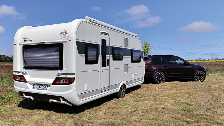 Volvo XC90 z przyczepą kempingową Hobby Maxia 2