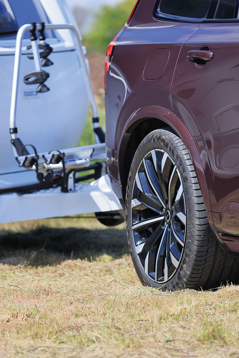Volvo XC90 z przyczepą kempingową Hobby Maxia 6