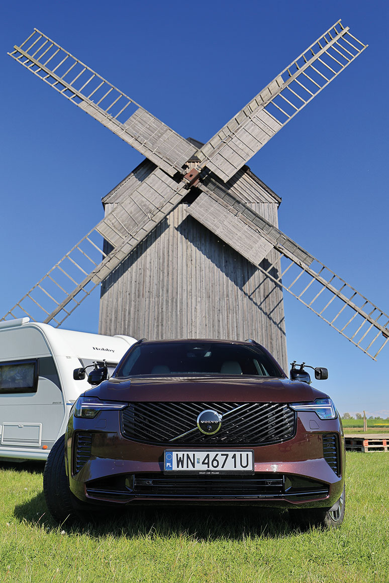Volvo XC90 z przyczepą kempingową Hobby Maxia 13
